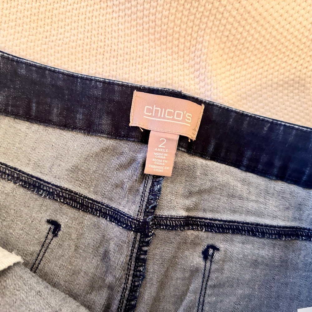 CHICO’S Stretchy Appliqué Blue Cropped Ankle Jeans w Purple Rose Floral Design - Picture 11 of 13